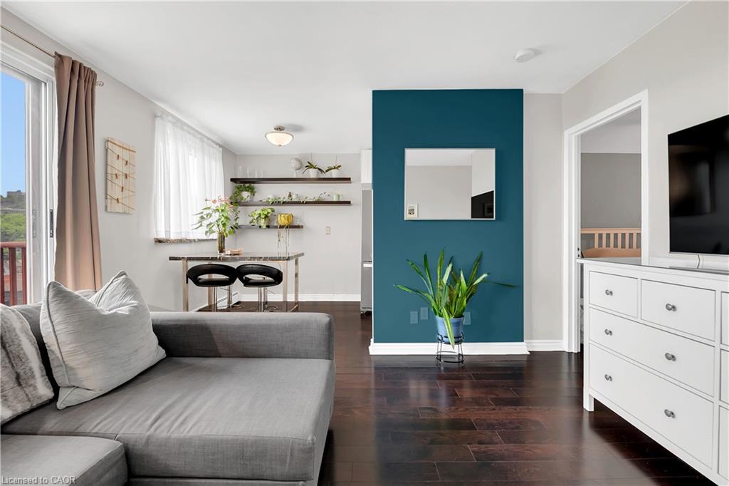 806-141 Catharine Street S, Hamilton, ON - Indoor Photo Showing Living Room