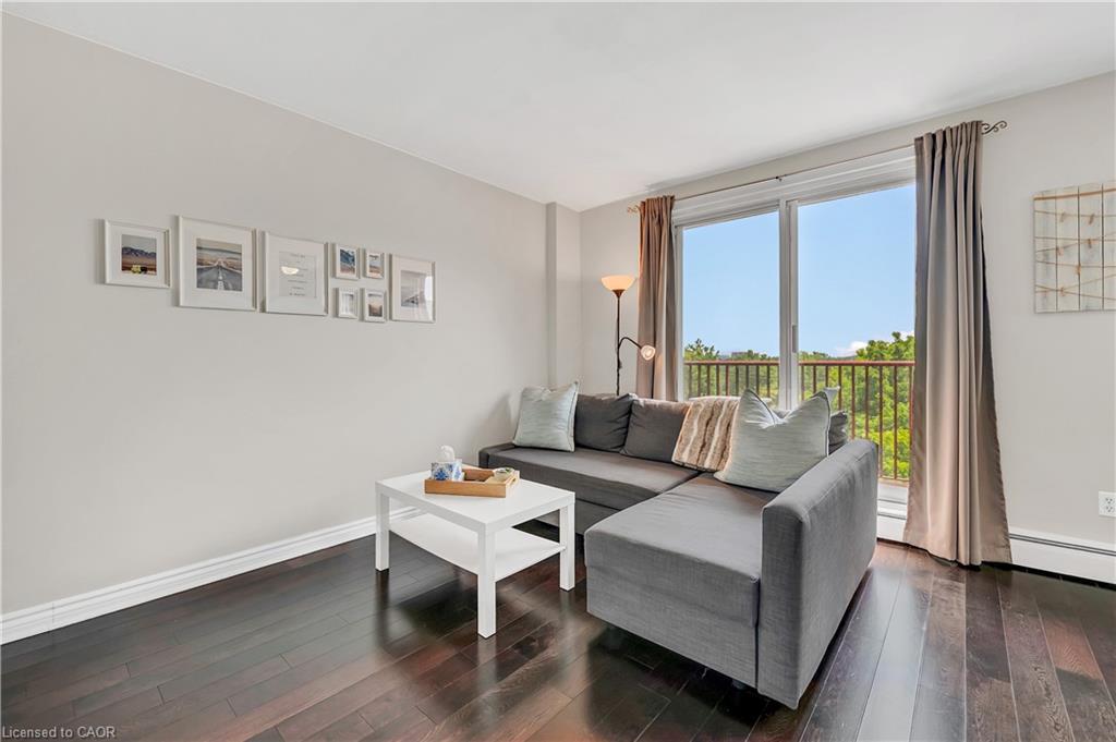 806-141 Catharine Street S, Hamilton, ON - Indoor Photo Showing Living Room