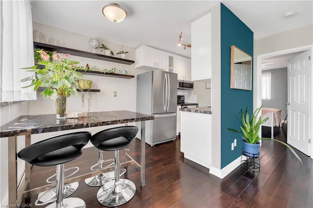 806-141 Catharine Street S, Hamilton, ON - Indoor Photo Showing Kitchen