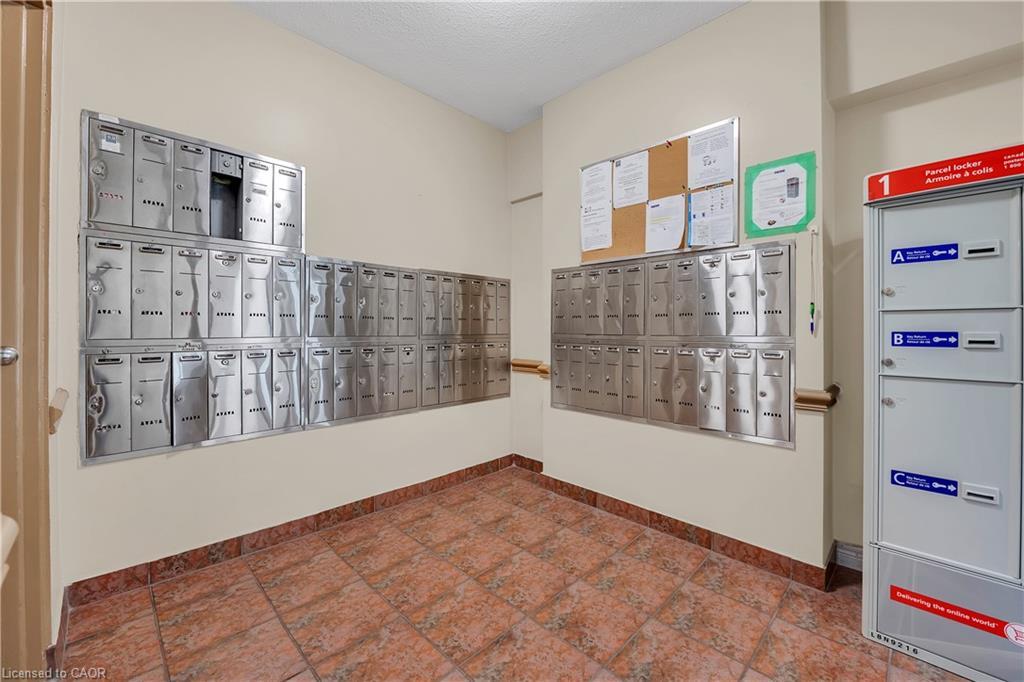 806-141 Catharine Street S, Hamilton, ON - Indoor Photo Showing Other Room