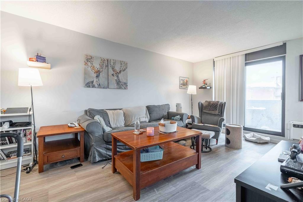 502-23 Main Street, Dundas, ON - Indoor Photo Showing Living Room