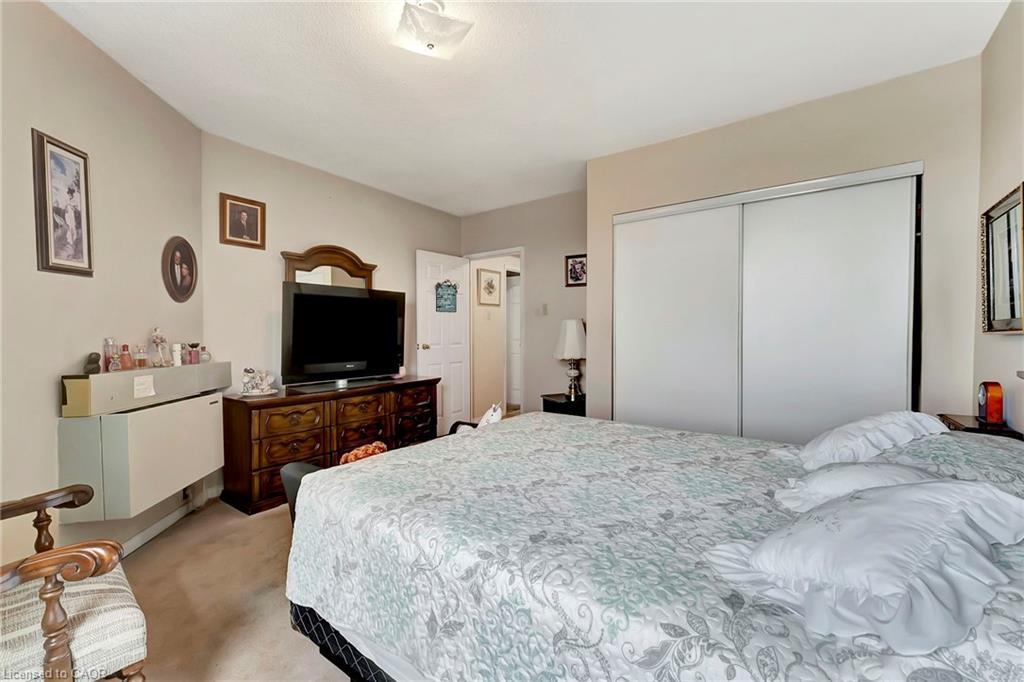 902-9 Bonheur Court, Brantford, ON - Indoor Photo Showing Bedroom