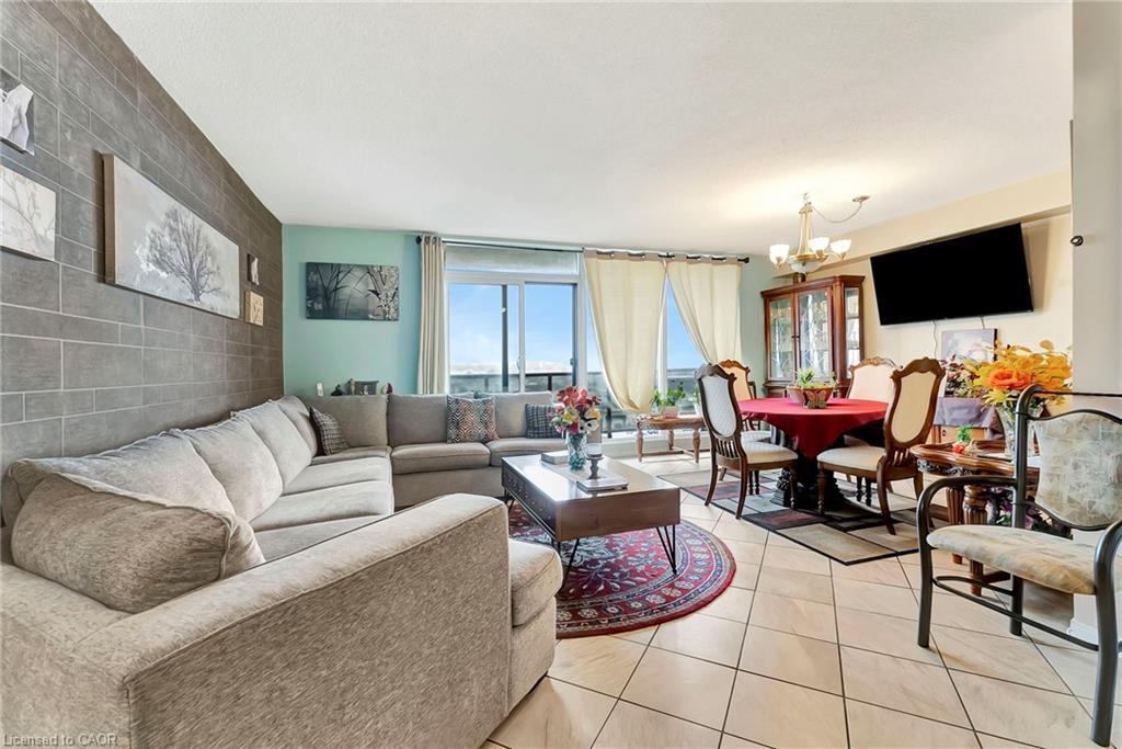 902-9 Bonheur Court, Brantford, ON - Indoor Photo Showing Living Room