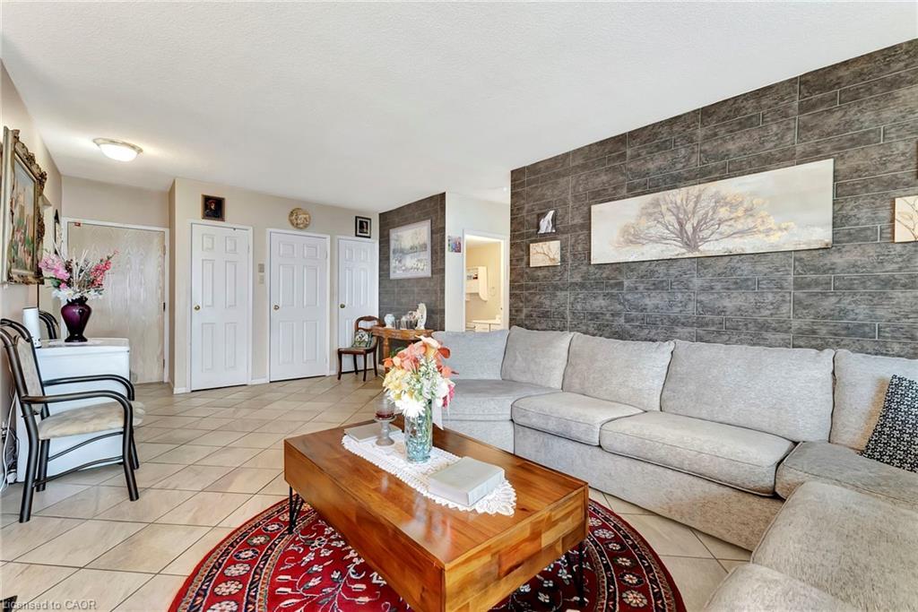902-9 Bonheur Court, Brantford, ON - Indoor Photo Showing Living Room