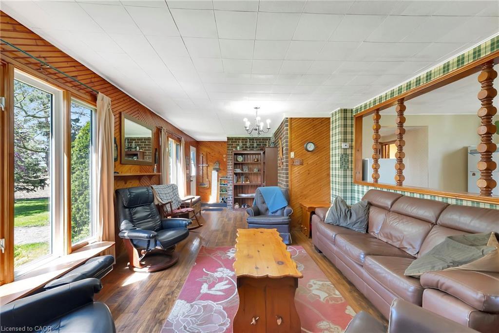 689 Sheffield Road, Troy, ON - Indoor Photo Showing Living Room