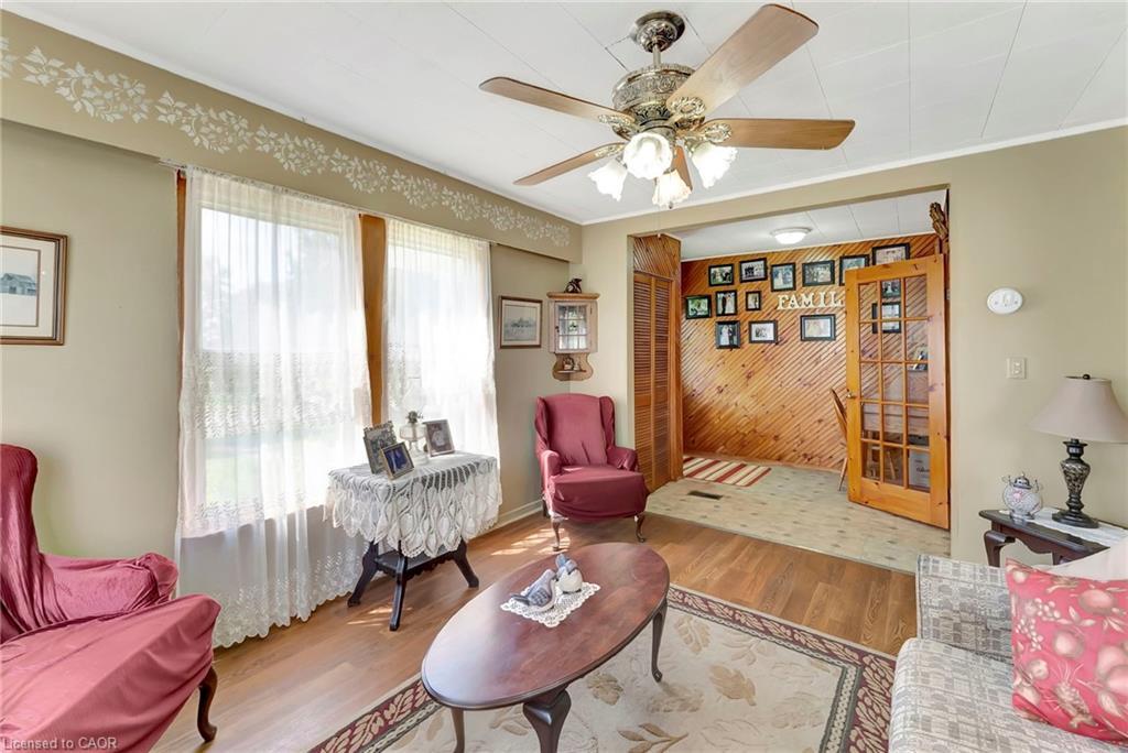 689 Sheffield Road, Troy, ON - Indoor Photo Showing Living Room