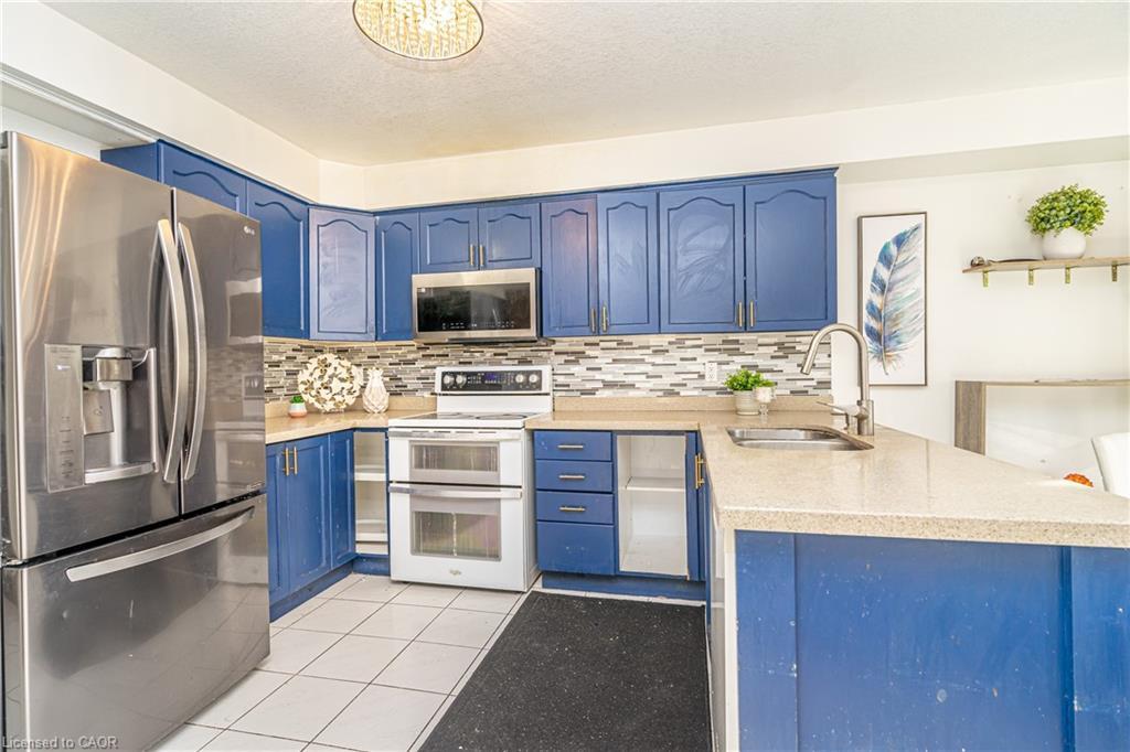 317 Bankside Drive, Kitchener, ON - Indoor Photo Showing Kitchen With Double Sink With Upgraded Kitchen