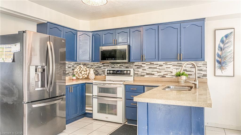 317 Bankside Drive, Kitchener, ON - Indoor Photo Showing Kitchen With Double Sink With Upgraded Kitchen