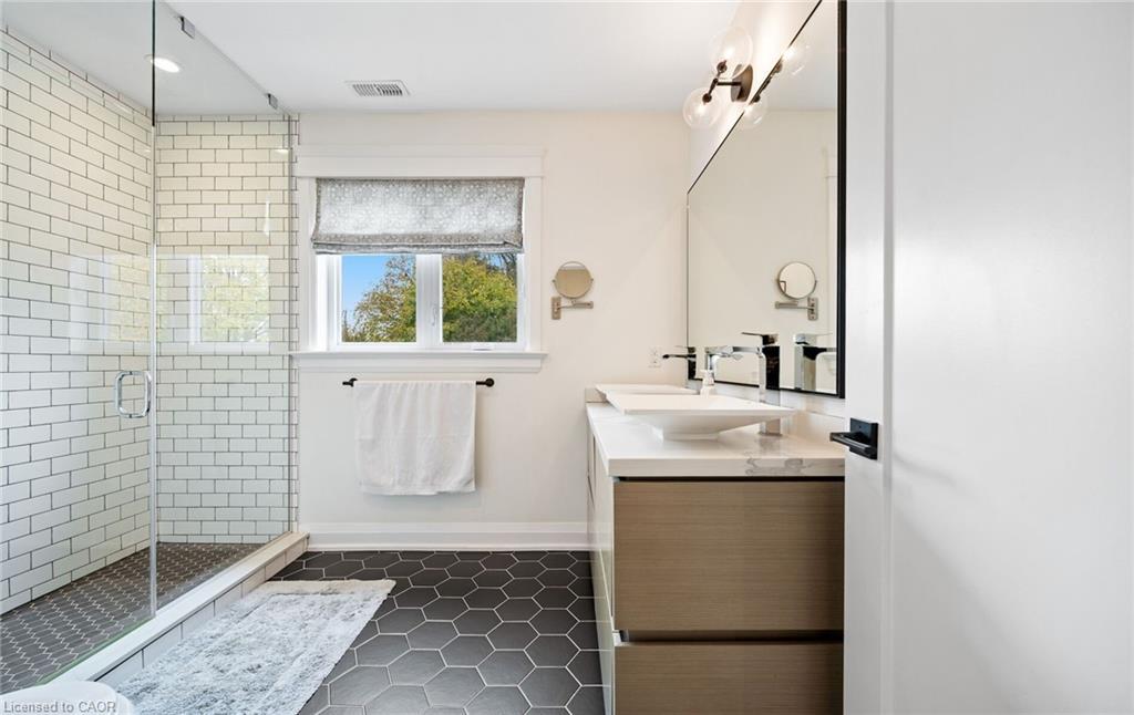 735 George Street, Burlington, ON - Indoor Photo Showing Bathroom