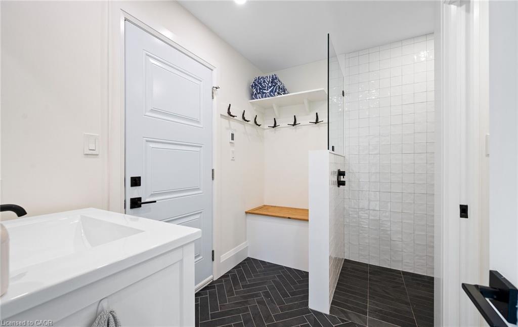 735 George Street, Burlington, ON - Indoor Photo Showing Bathroom