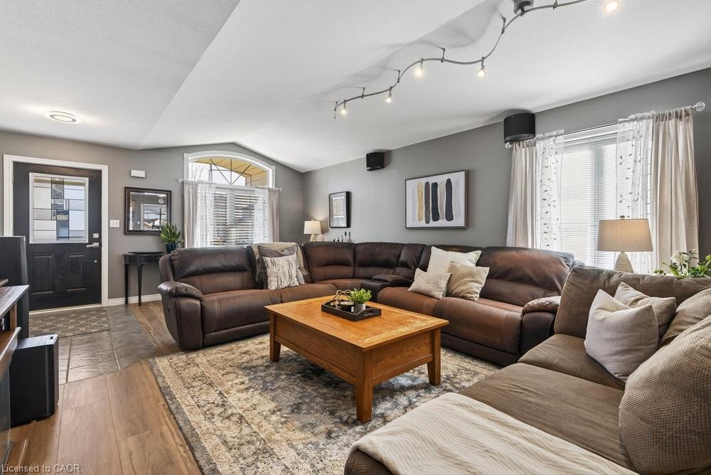 60 Saturn Road, Port Colborne, ON - Indoor Photo Showing Living Room