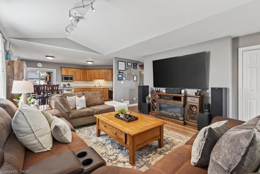 60 Saturn Road, Port Colborne, ON - Indoor Photo Showing Living Room