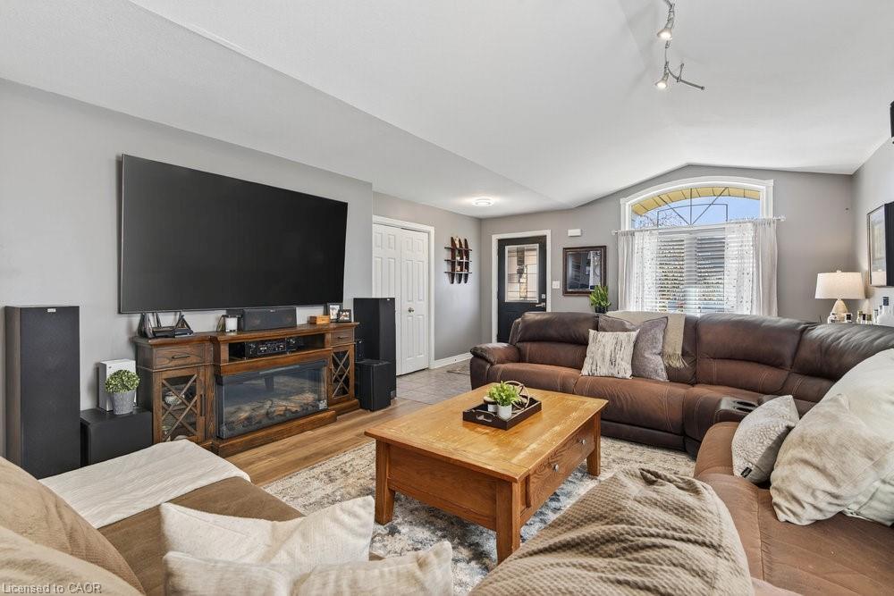 60 Saturn Road, Port Colborne, ON - Indoor Photo Showing Living Room