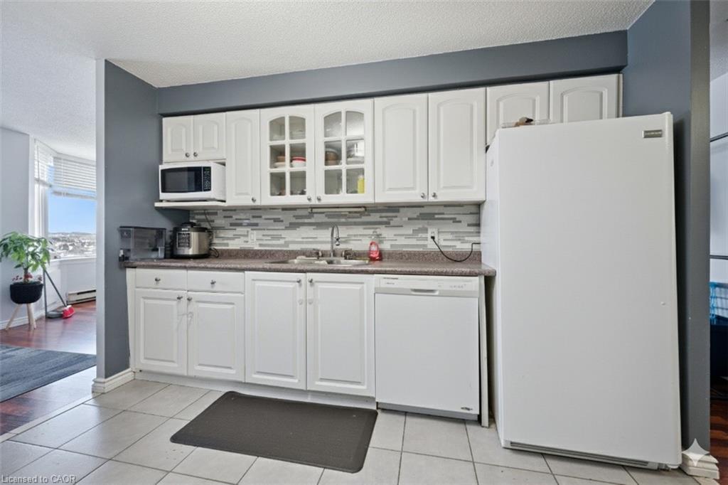 1510-35 Green Valley Drive, Kitchener, ON - Indoor Photo Showing Kitchen