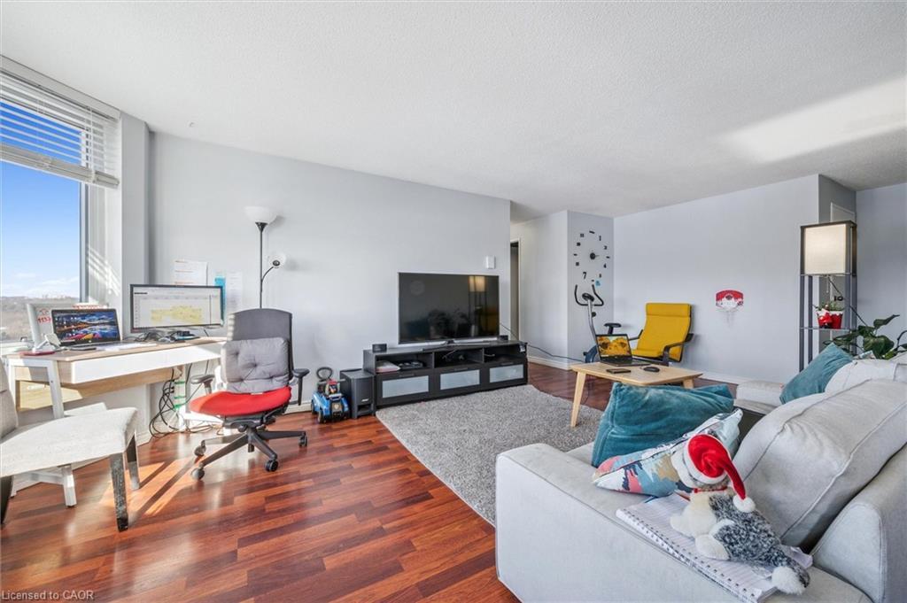 1510-35 Green Valley Drive, Kitchener, ON - Indoor Photo Showing Living Room