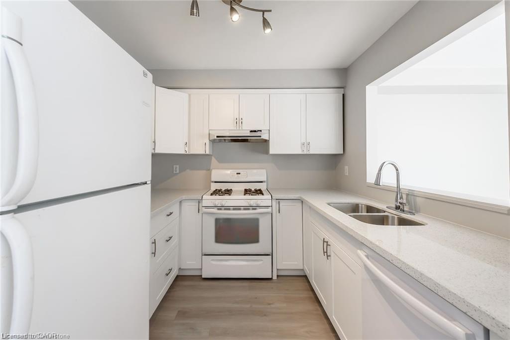626 Taylor Crescent, Burlington, ON - Indoor Photo Showing Kitchen With Double Sink