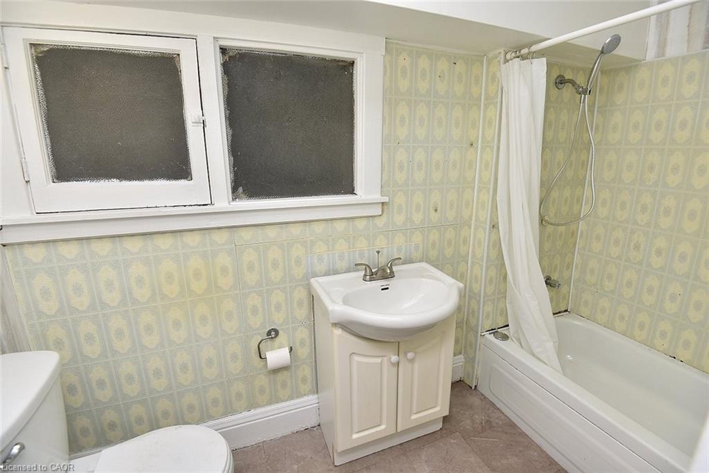 69 Gage Avenue N, Hamilton, ON - Indoor Photo Showing Bathroom