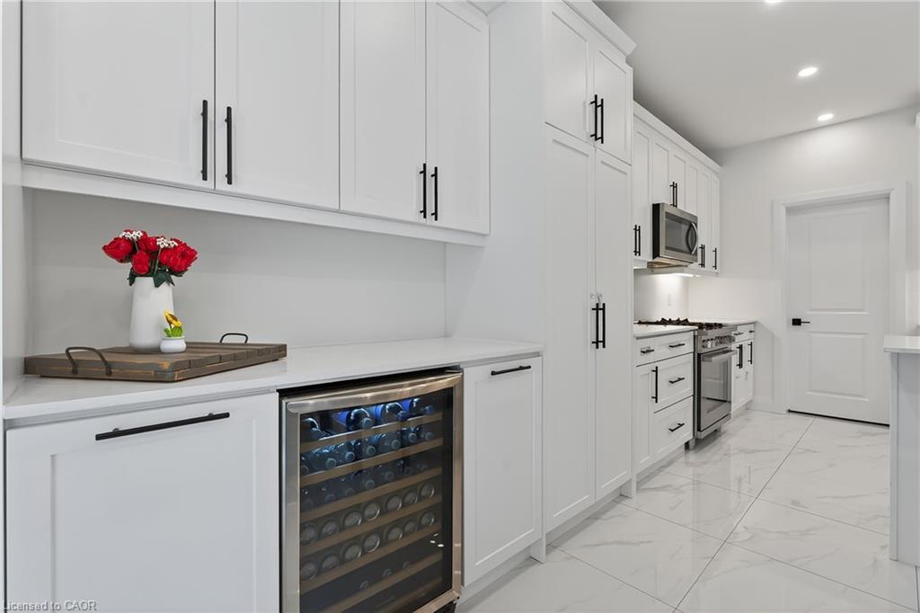 209 Jeffrey Place, Kitchener, ON - Indoor Photo Showing Kitchen