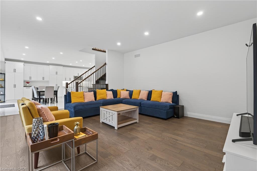 209 Jeffrey Place, Kitchener, ON - Indoor Photo Showing Living Room