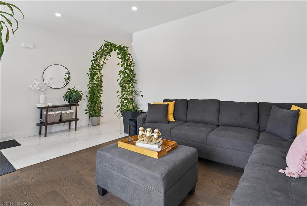 209 Jeffrey Place, Kitchener, ON - Indoor Photo Showing Living Room