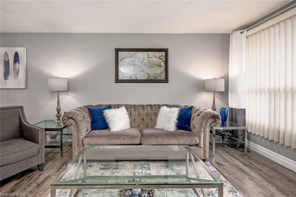 383 East 24Th Street, Hamilton, ON - Indoor Photo Showing Living Room