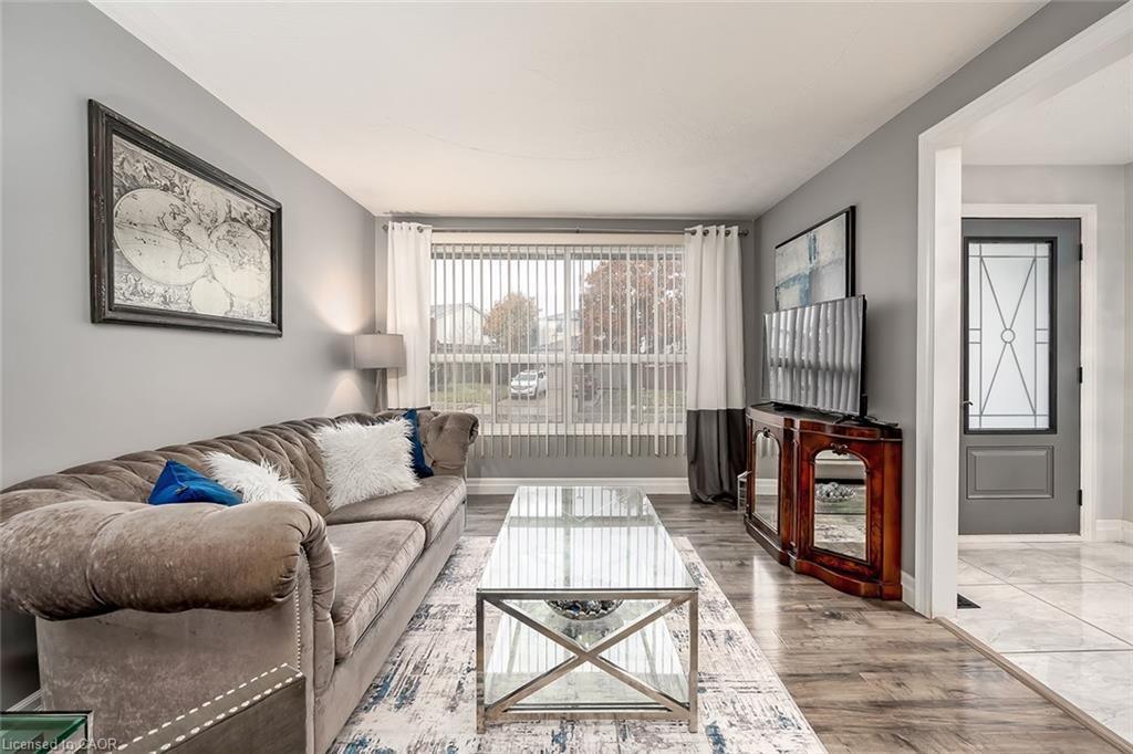 383 East 24Th Street, Hamilton, ON - Indoor Photo Showing Living Room