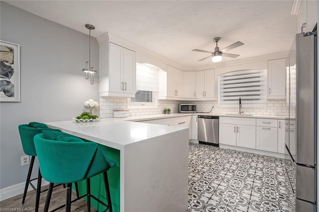 383 East 24Th Street, Hamilton, ON - Indoor Photo Showing Kitchen With Upgraded Kitchen