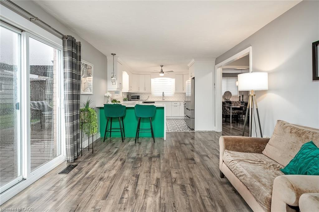 383 East 24Th Street, Hamilton, ON - Indoor Photo Showing Living Room