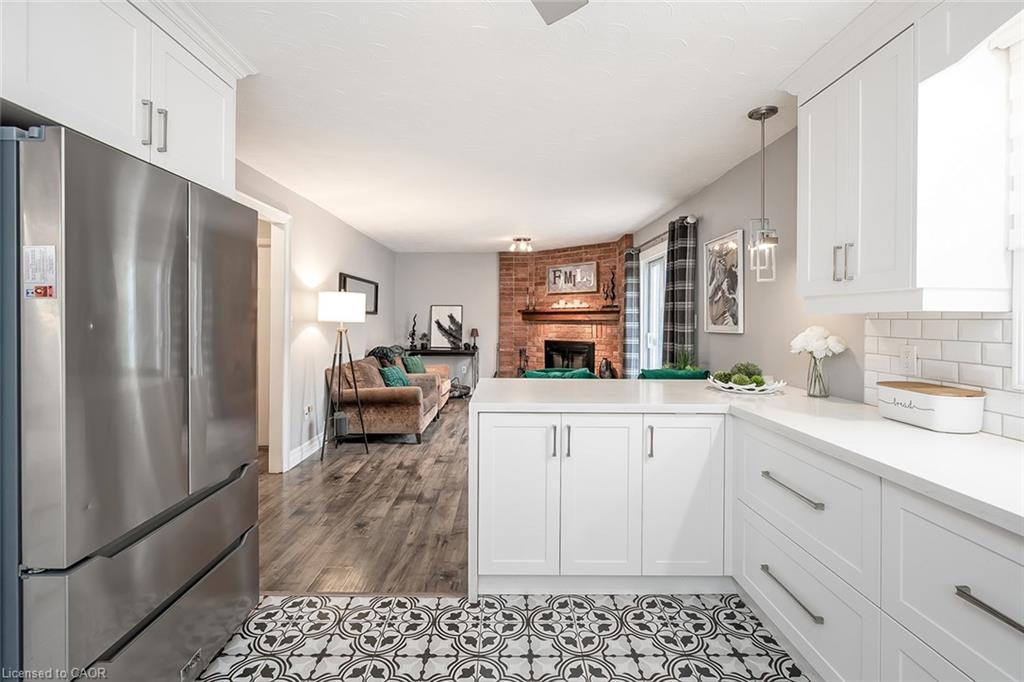 383 East 24Th Street, Hamilton, ON - Indoor Photo Showing Kitchen