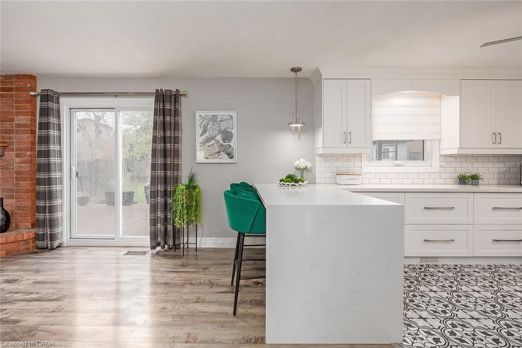 383 East 24Th Street, Hamilton, ON - Indoor Photo Showing Kitchen With Upgraded Kitchen