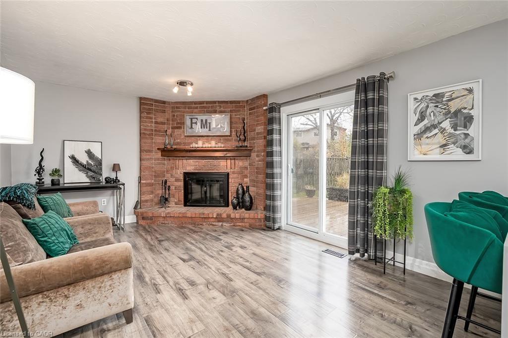 383 East 24Th Street, Hamilton, ON - Indoor Photo Showing Living Room With Fireplace