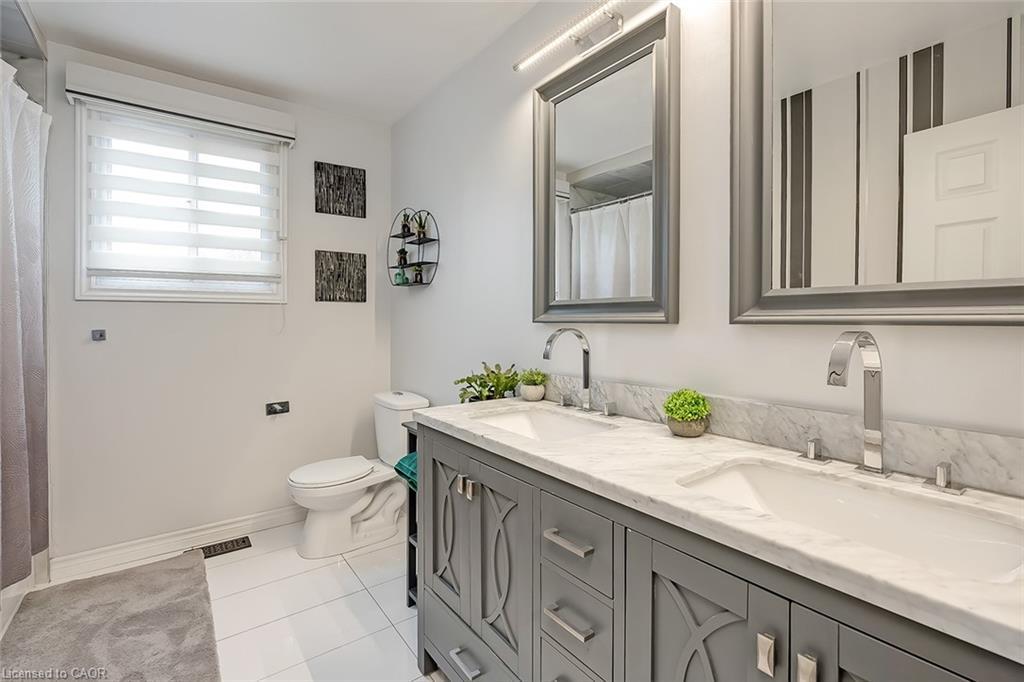 383 East 24Th Street, Hamilton, ON - Indoor Photo Showing Bathroom