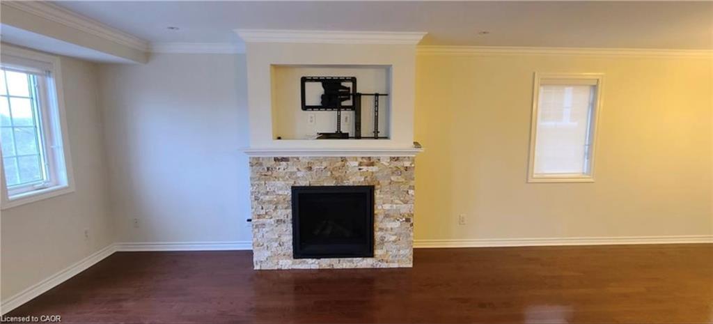 520 Silken Lauamnn Drive, Newmarket, ON - Indoor Photo Showing Living Room With Fireplace