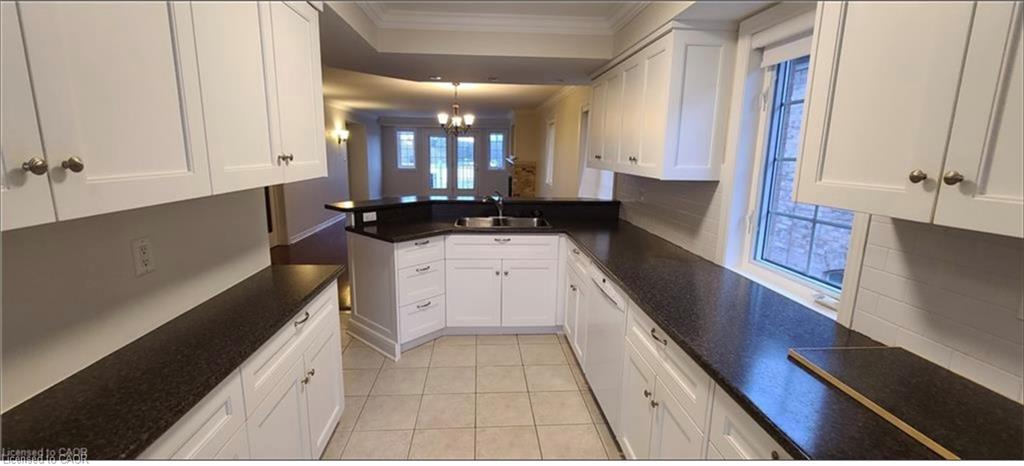 520 Silken Lauamnn Drive, Newmarket, ON - Indoor Photo Showing Kitchen With Double Sink