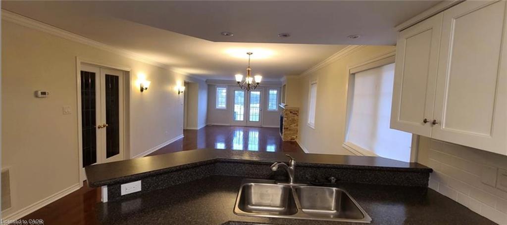520 Silken Lauamnn Drive, Newmarket, ON - Indoor Photo Showing Kitchen With Double Sink