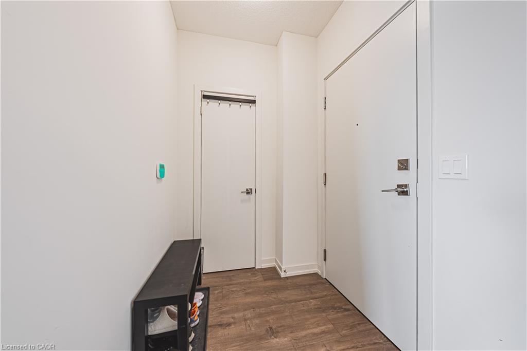 2001-2093 Fairview Street, Burlington, ON - Indoor Photo Showing Other Room