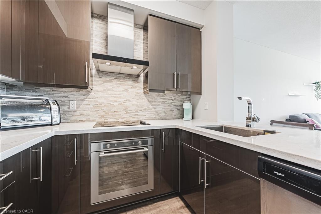 2001-2093 Fairview Street, Burlington, ON - Indoor Photo Showing Kitchen With Upgraded Kitchen