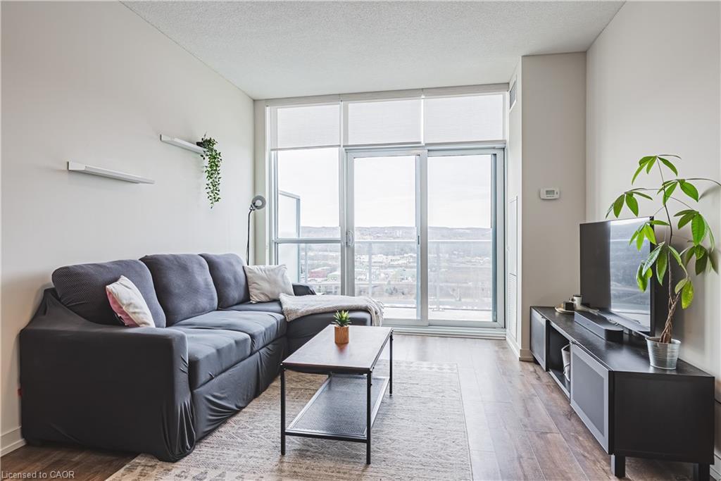 2001-2093 Fairview Street, Burlington, ON - Indoor Photo Showing Living Room