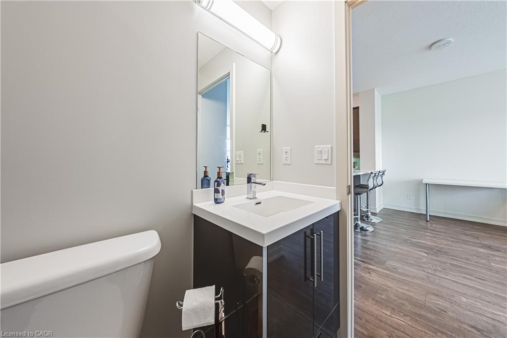 2001-2093 Fairview Street, Burlington, ON - Indoor Photo Showing Bathroom