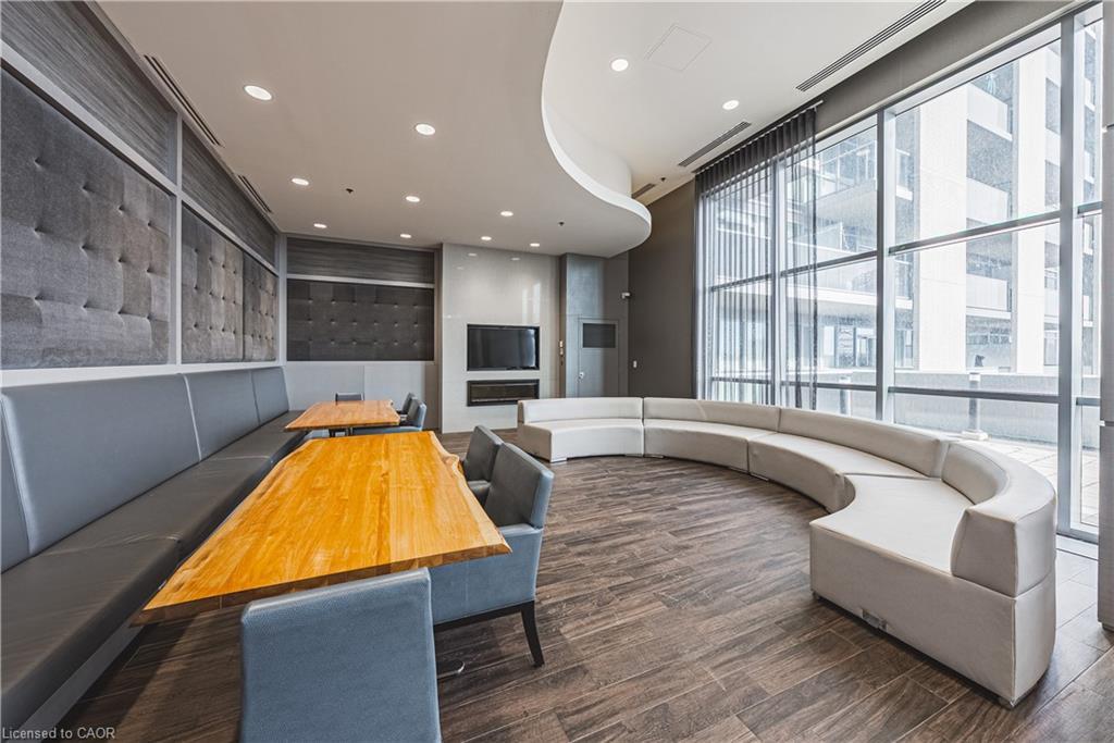 2001-2093 Fairview Street, Burlington, ON - Indoor