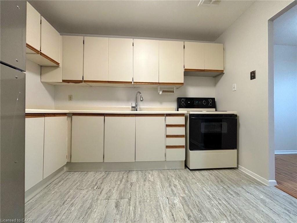 715-1100 Courtland Avenue E, Kitchener, ON - Indoor Photo Showing Kitchen