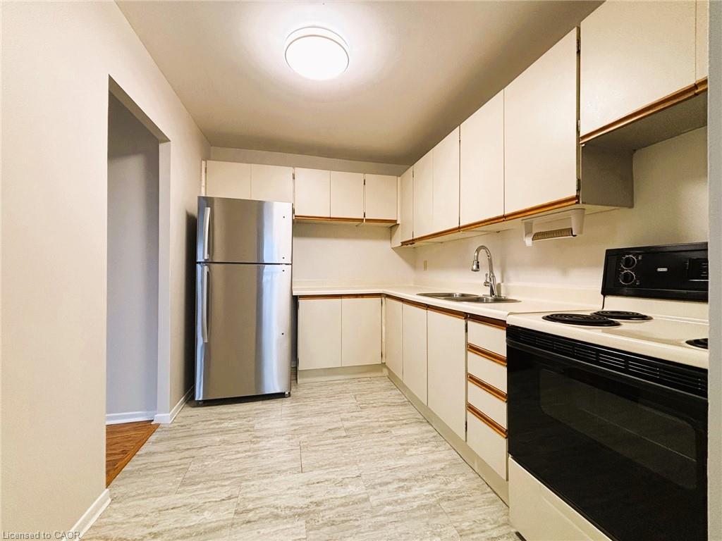 715-1100 Courtland Avenue E, Kitchener, ON - Indoor Photo Showing Kitchen With Double Sink