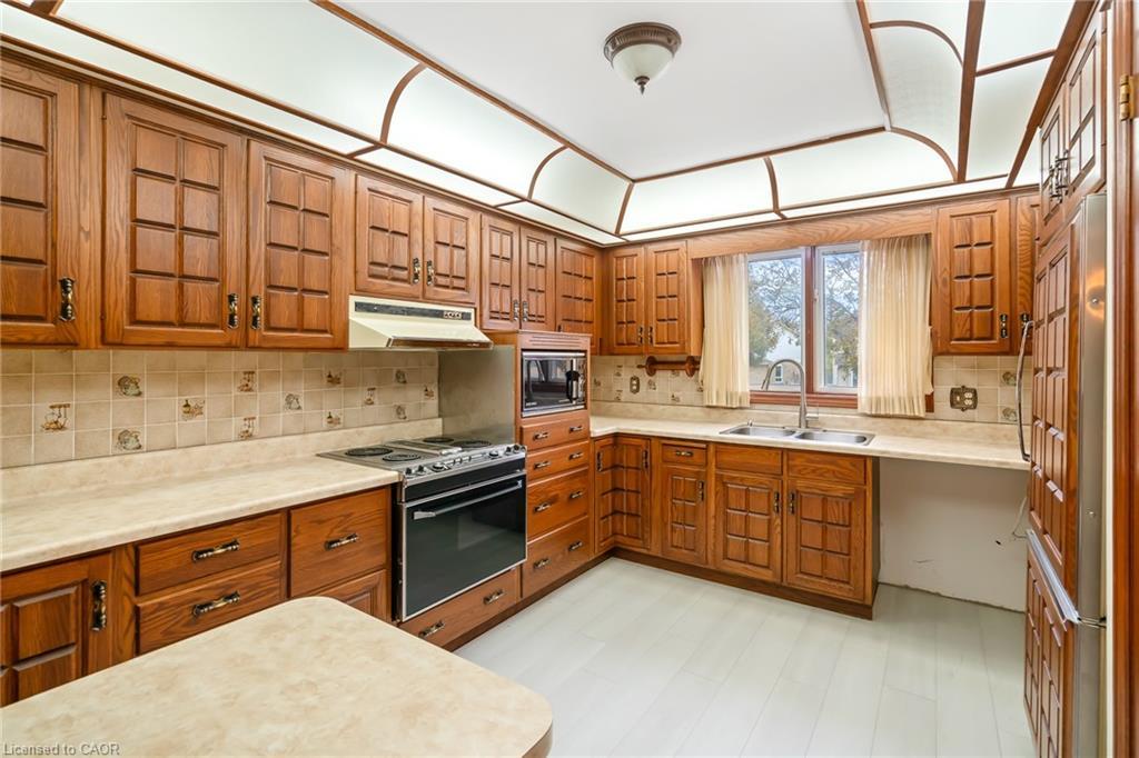 85 Westgate Park Drive, St. Catharines, ON - Indoor Photo Showing Kitchen With Double Sink