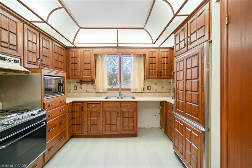 85 Westgate Park Drive, St. Catharines, ON - Indoor Photo Showing Kitchen With Double Sink
