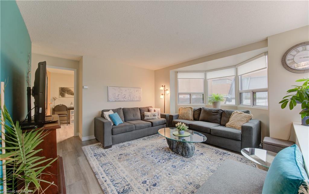 303-20 Ellen Street E, Kitchener, ON - Indoor Photo Showing Living Room