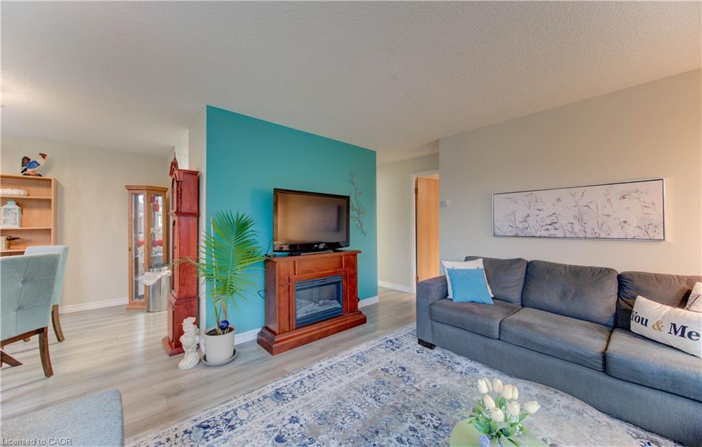 303-20 Ellen Street E, Kitchener, ON - Indoor Photo Showing Living Room