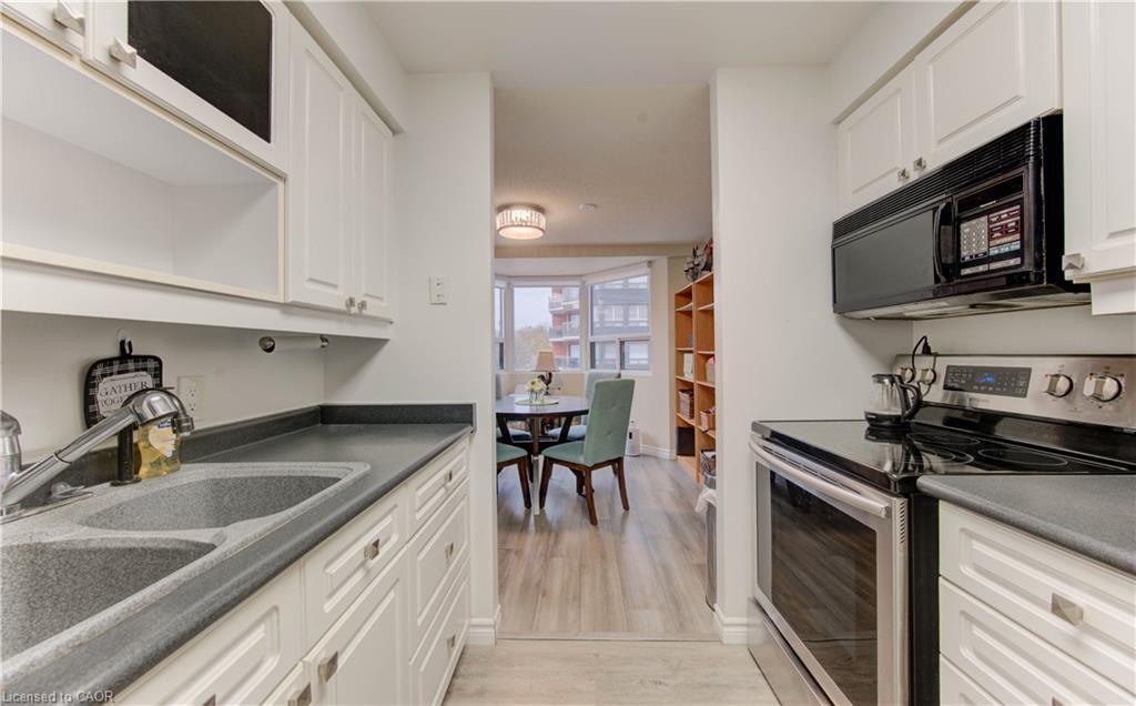 303-20 Ellen Street E, Kitchener, ON - Indoor Photo Showing Kitchen
