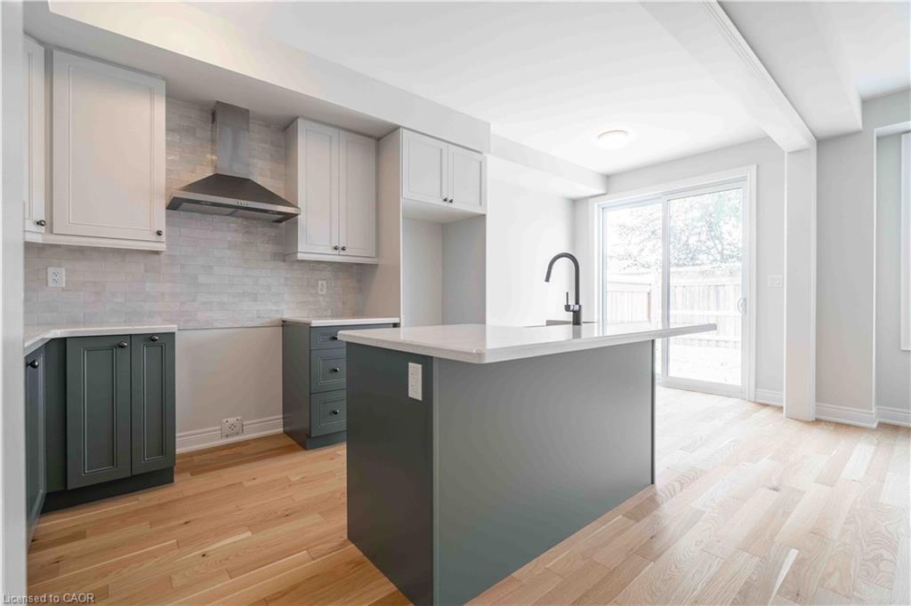 19-2184 Postmaster Drive, Oakville, ON - Indoor Photo Showing Kitchen With Upgraded Kitchen