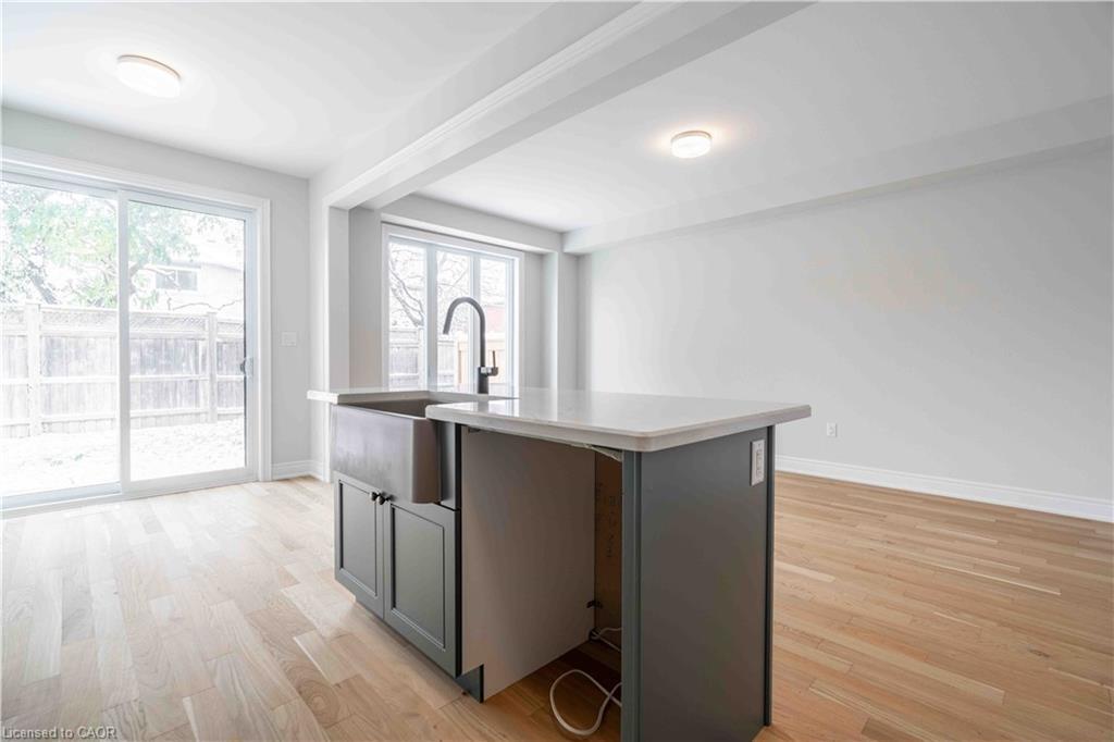 19-2184 Postmaster Drive, Oakville, ON - Indoor Photo Showing Kitchen