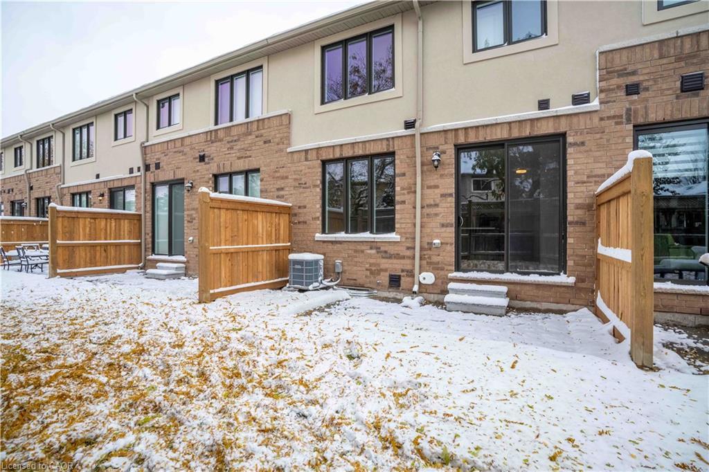 19-2184 Postmaster Drive, Oakville, ON - Outdoor